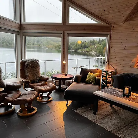 Ved Nysaetervatnet - Fjellsaetra *